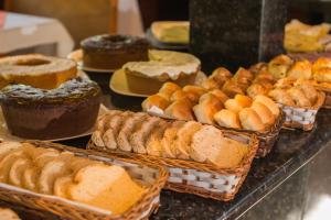 新弗里堡塞拉珠峰酒店 的各种面包和糕点的展示