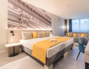 布达佩斯Impulso Fashion Hotel的酒店客房设有一张大床和一张沙发。