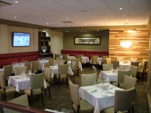 魁北克市安巴萨多套房酒店的一间设有白色桌椅的用餐室