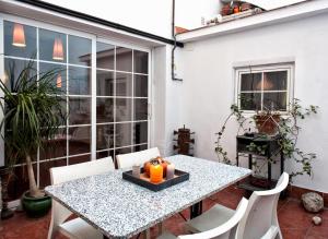 巴塞罗那蓝色度假屋的庭院配有桌椅、桌子和窗户