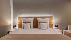 霍夫中心酒店的卧室配有一张带白色床单和枕头的大床。