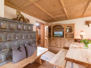 弗林肯贝格克鲁度假屋的一个带木制天花板的大厨房
