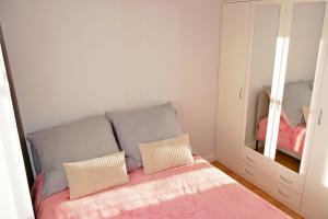 斯维诺乌伊希切Apartament 15的一张带两个枕头和镜子的床