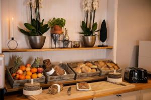 哥德堡Lisebergsbyns Vandrarhem的一张桌子,上面放着一大堆不同种类的面包和水果