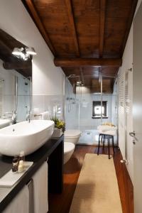 托里德尔贝纳科戴尔珀托酒店的一间带大型白色水槽和2个卫生间的浴室