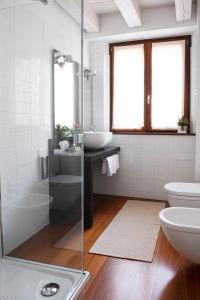 托里德尔贝纳科戴尔珀托酒店的白色的浴室设有水槽和卫生间。