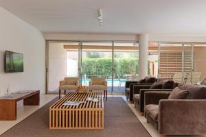 阿尔布费拉Salgados Beach Villas的带沙发和咖啡桌的客厅