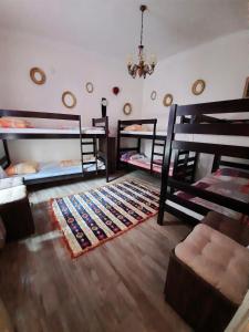 莫斯塔尔木萨拉旅舍的带三张双层床和地毯的房间