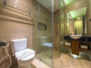 马格朗Puri Asri Hotel & Resort的浴室配有卫生间、淋浴和盥洗盆。