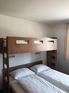 多瑙河畔海恩堡海博格好眠酒店&汽车旅馆的配有两张双层床的客房,配有两个白色枕头