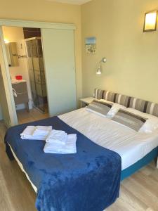 米尼赞海滩皮亚琴察酒店的一间卧室配有一张大床和毛巾