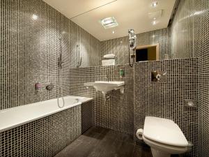 布拉格EA水晶宫酒店的浴室配有盥洗盆、卫生间和浴缸。
