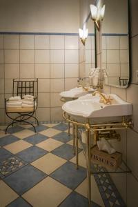 OsdorfHerrenhaus Borghorst的浴室设有2个水槽和镜子