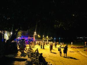 皮皮岛Dee Dee Sea Front的一群人晚上在海滩上散步