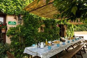 穆斯捷-圣玛丽维纳斯克小屋酒店的一张长桌,上面有食物和饮料