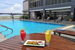 瓜拉丁加奴国际大酒店的一张桌子,上面放着两杯饮料和一盘食物
