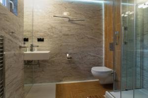 比亚沃布热吉Rewita Rynia的浴室配有卫生间、盥洗盆和淋浴。