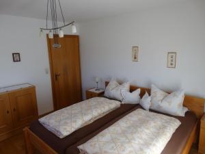 基茨比厄尔附近赖特Landhaus Sommerau的配有两张床的客房内。