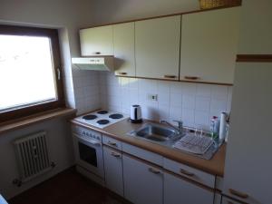 基茨比厄尔附近赖特Landhaus Sommerau的厨房配有水槽、炉灶和窗户。