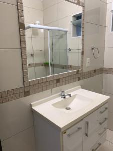阿拉亚尔-杜卡布CASA PÔR DO SOL 2的浴室设有白色水槽和镜子