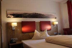 弗朗肯里德施万登祖戈德恩酒店的卧室配有一张带两盏灯的墙壁床。