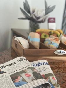 吉森吉森莱西登斯酒店的一份报纸,旁边是一盒食物和杂志