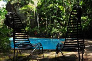 Kalawana博尔德花园旅馆的游泳池旁的两把椅子