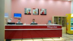 巴中7天酒店·巴中国际商贸城店的两个人坐在商店的柜台上
