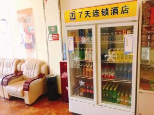Taoyang7天酒店·临洮城市金街店的装满苏打水瓶的冰箱的商店