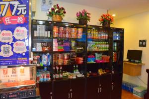 乌鲁木齐7天酒店·乌鲁木齐幸福路大巴扎店的一间储藏着一大堆食物和饮料的商店