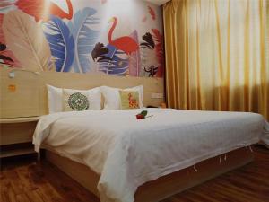 巴彦淖尔7天酒店·临河火车站店的一间卧室,床上有鸟