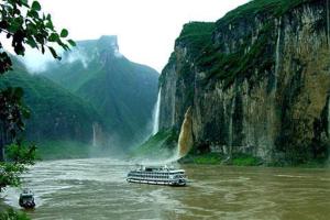 奉节7天优品·重庆奉节夔州大道店的瀑布前的河上的小船