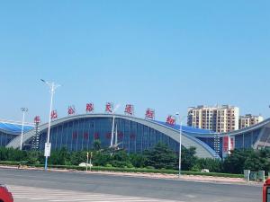 Huadian7天酒店·德州齐河客运中心店的屋顶上写着中国文字的大建筑