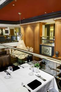 蒙特利尔坎特利套房酒店的一间带桌子和吊灯的用餐室