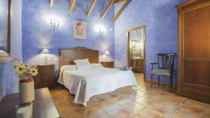 乌尔达Los Laureles 2的一间卧室设有一张床和蓝色的墙壁