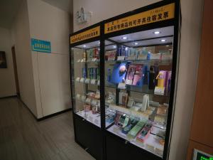 苏州7天酒店·苏州工业园区胜浦通江路店的一间商店,里面装有药盒