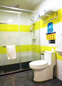 Shuangjiang7天酒店·重庆云阳客运中心站店的带淋浴、卫生间和盥洗盆的浴室