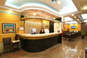新竹金燕精致旅馆 的两人站在餐厅酒吧