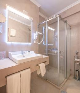 楼尔洛尔吉迪姆酒店的一间带水槽和淋浴的浴室