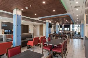 Holiday Inn Express & Suites - Phoenix North - Happy Valley, an IHG Hotel餐厅或其他用餐的地方