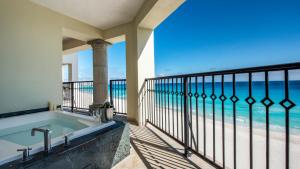 坎昆Grand Park Royal Cancun - All Inclusive的海景阳台上设有浴缸。
