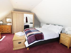 BroadwasWoodstock Lodge的一间卧室配有一张床和一面大镜子