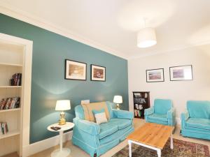 阿伯劳尔Annfield的客厅配有2把蓝色椅子和桌子
