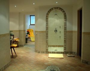 弗林肯贝格图克瑟泰尔公寓酒店的一间大型浴室,内设淋浴。