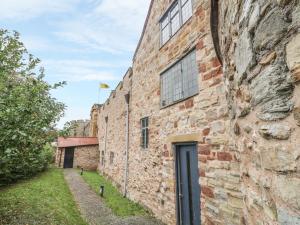 汤顿Castle House的一座古老的砖砌建筑,在建筑的一侧有一扇门