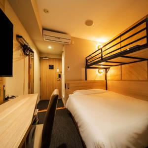 长泉Super Hotel Nagaizumi Numazu Inter的酒店客房配有一张床和一张双层床。