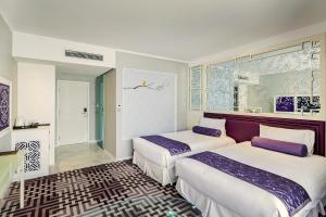上海上海帝盛酒店的酒店客房设有两张床和窗户。