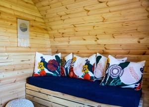 布伦海姆Marlborough Wine Barrel Cabins的小木屋内的一张床位,配有枕头