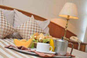 萨尔托罗兹塞德罗斯酒店的床上装有一盘食物的托盘