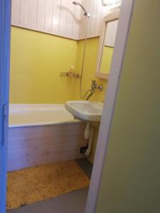 凯尔德拉Vabaduse Apartment的浴室配有盥洗盆和浴缸。